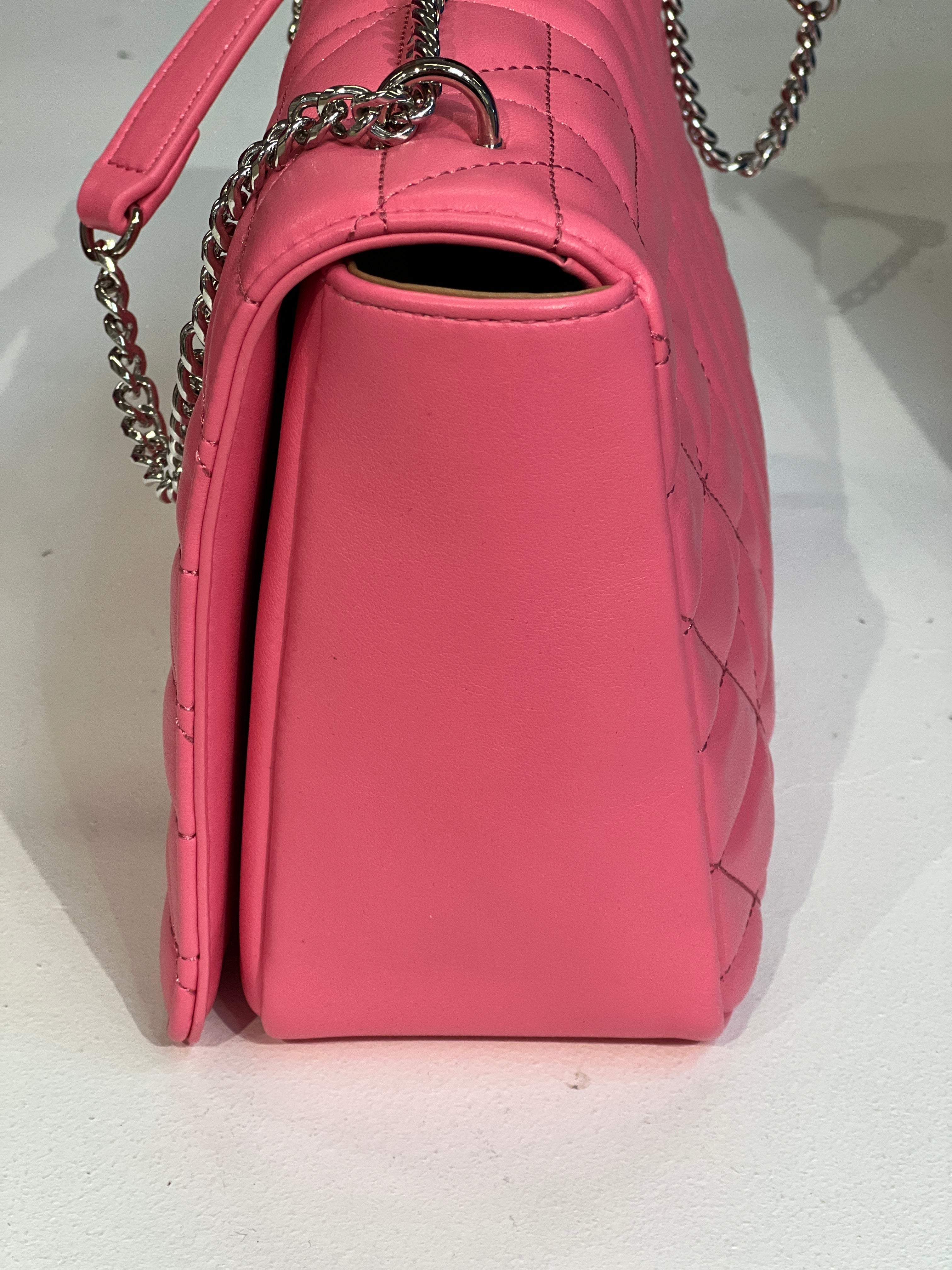 Hallie - Stor korsväska med silverfärgad kedja och stängning